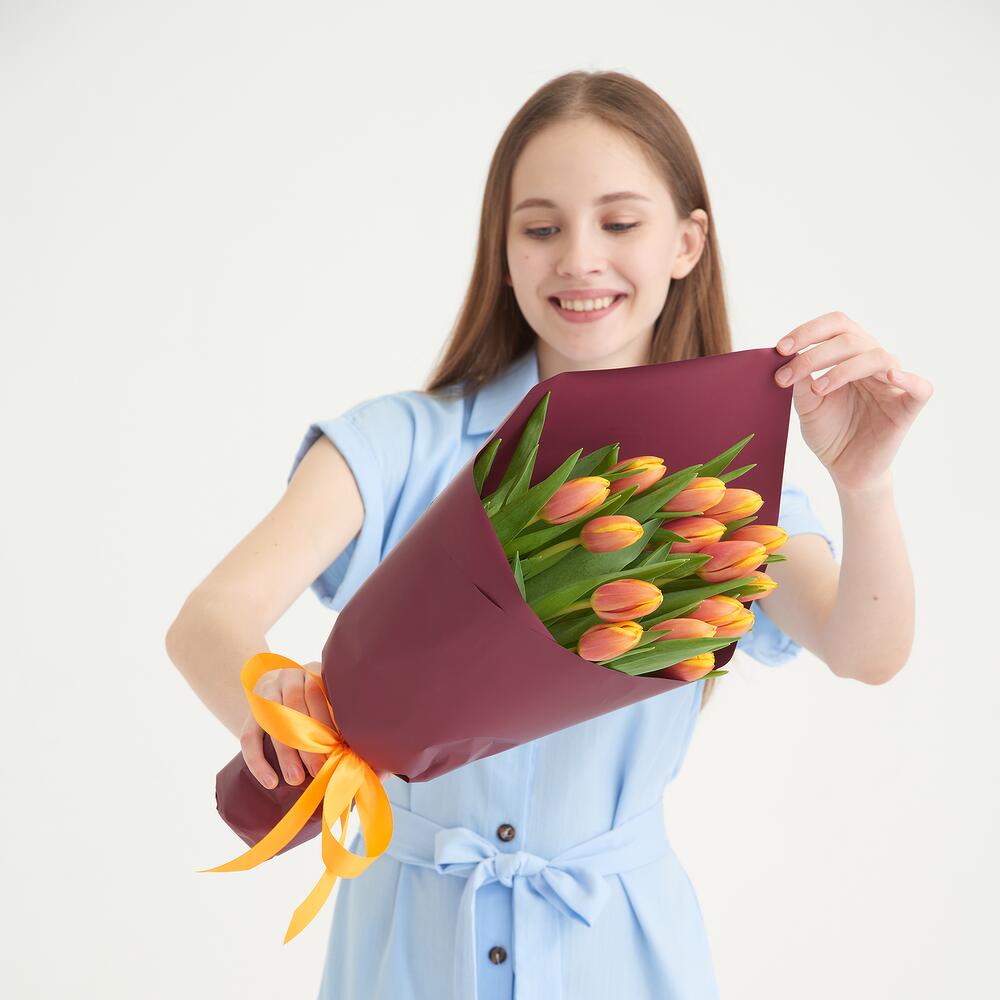 https://content2.flowwow-images.com/data/flowers/1000x1000/67/1645789476_24805767.jpg